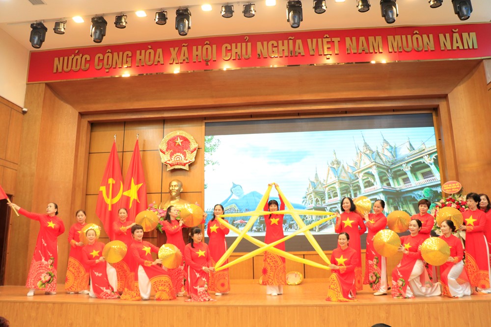 Mỗi phụ nữ Ngọc Hà phấn đấu trở thành một hình ảnh đẹp của người phụ nữ Việt Nam hiện đại - ảnh 4