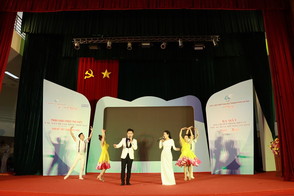 Tường thuật trực tiếp Chương trình ra mắt chuyên trang điện tử “Phụ nữ số” và “Đời sống gia đình”; Trao giải cuộc thi viết “Các vấn đề gia đình thời nay” lần thứ XIII - Năm 2023 - ảnh 13