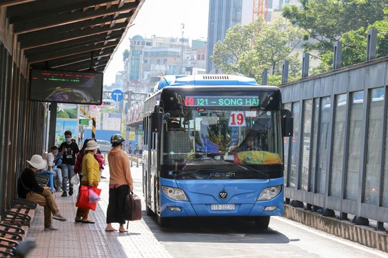 Hà Nội: Người có công, người khuyết tật, người cao tuổi dùng thẻ miễn phí xe buýt không thời hạn - ảnh 1