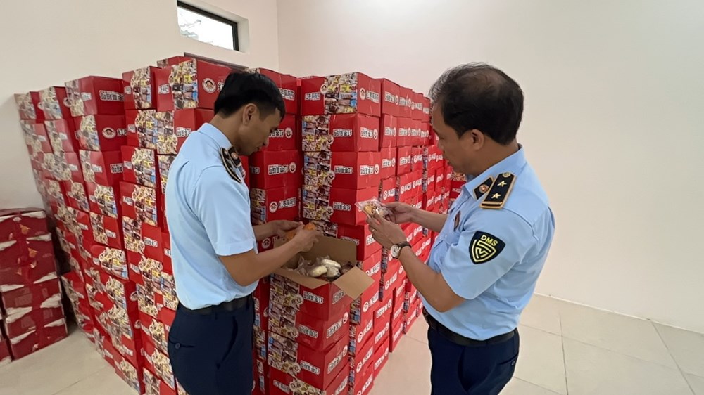Tạm giữ hơn 1.000 thùng bánh nghi nhập lậu tại xã La Phù, Hoài Đức - ảnh 1