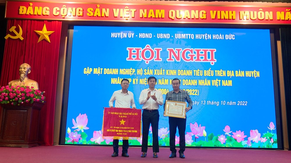 Hoài Đức gặp mặt biểu dương 100 doanh nghiệp, hộ sản xuất kinh doanh nhân Ngày Doanh nhân Việt Nam - ảnh 5