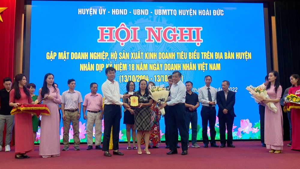 Hoài Đức gặp mặt biểu dương 100 doanh nghiệp, hộ sản xuất kinh doanh nhân Ngày Doanh nhân Việt Nam - ảnh 3