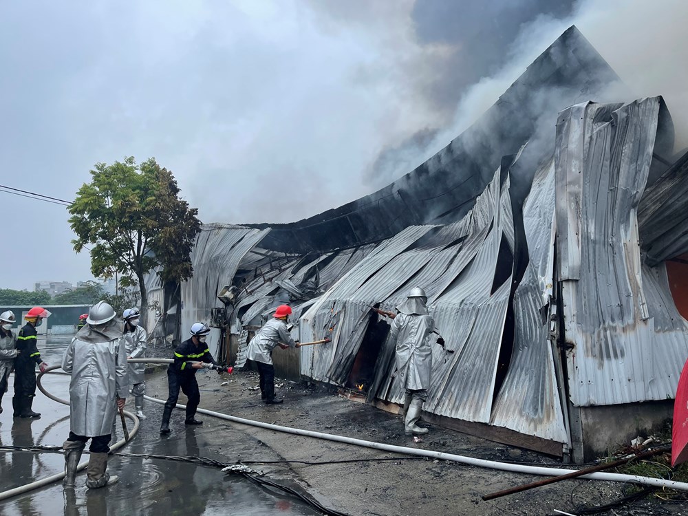 Vụ cháy nhà xưởng khiến 1 người chết ở Hà Đông: Khởi tố vụ án hình sự để điều tra - ảnh 1