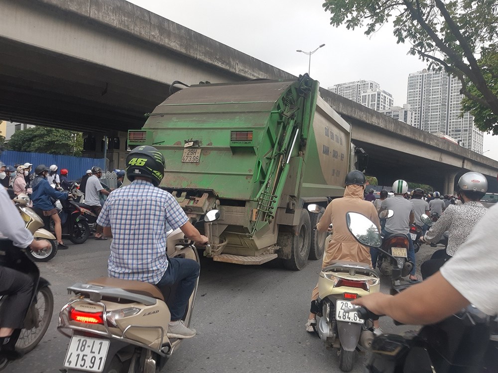 Sở Giao thông Vận tải Hà Nội: Đề nghị xử lý nghiêm xe chở rác lưu thông trong giờ cấm gây ùn tắc  - ảnh 1