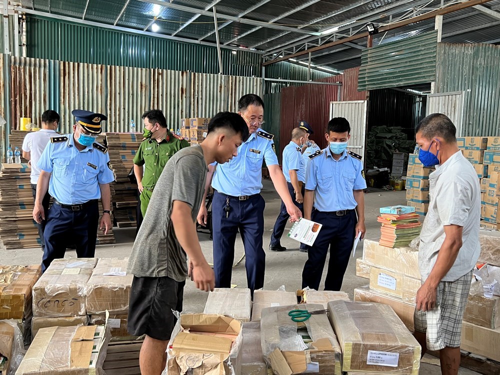 Tháng 10, Hà Nội xử lý 3.376 vụ buôn lậu, gian lận thương mại và hàng giả - ảnh 1