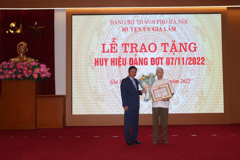 Huyện Gia Lâm: Trao tặng Huy hiệu Đảng cho 145 đảng viên - ảnh 2
