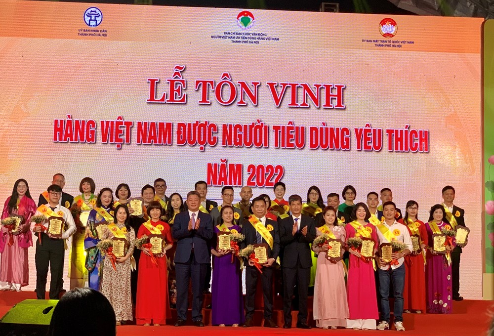 150 doanh nghiệp được vinh danh “Hàng Việt Nam được người tiêu dùng yêu thích” Hà Nội năm 2022 - ảnh 2