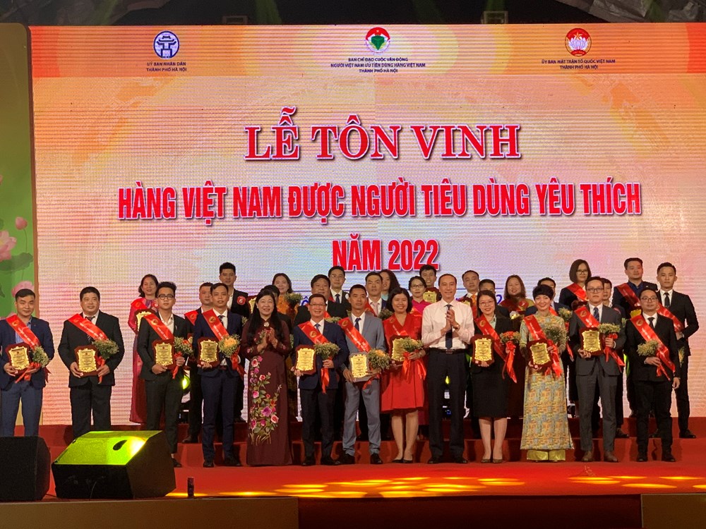 150 doanh nghiệp được vinh danh “Hàng Việt Nam được người tiêu dùng yêu thích” Hà Nội năm 2022 - ảnh 1