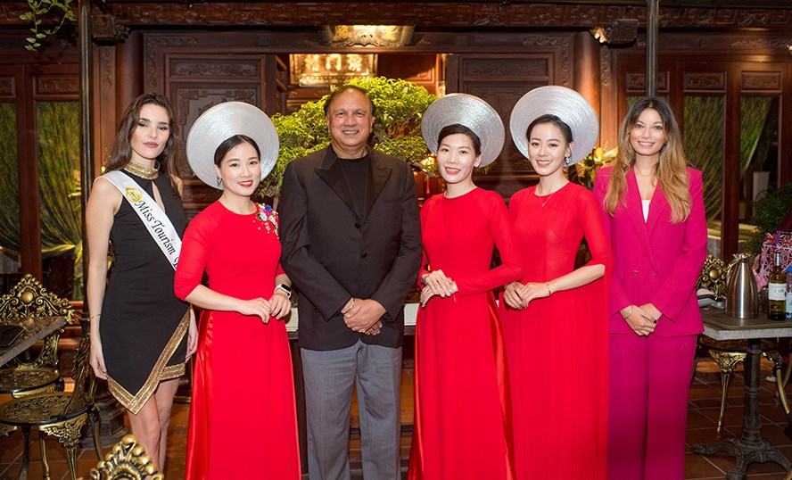 Thí sinh thi Hoa hậu Du lịch thế giới 2022 đã đến Hà Nội - ảnh 1