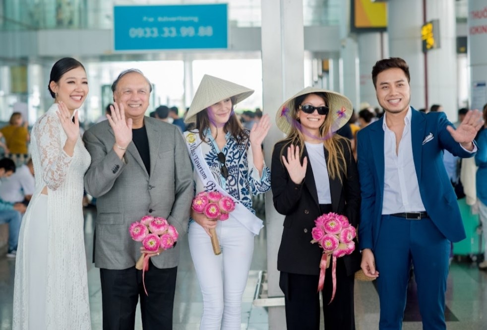 Thí sinh thi Hoa hậu Du lịch thế giới 2022 đã đến Hà Nội - ảnh 2