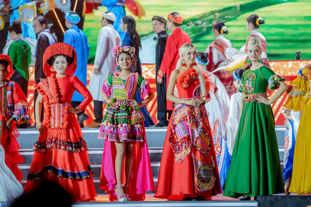 Thí sinh Hoa hậu Du lịch Thế giới 2022 trình diễn trang phục thổ cẩm tại Ninh Bình - ảnh 3