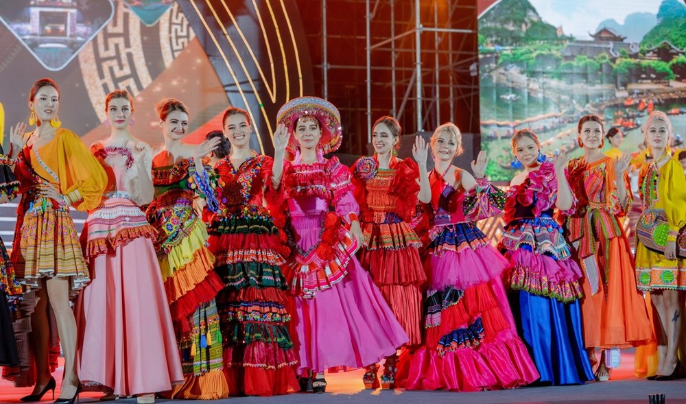 Thí sinh Hoa hậu Du lịch Thế giới 2022 trình diễn trang phục thổ cẩm tại Ninh Bình - ảnh 4