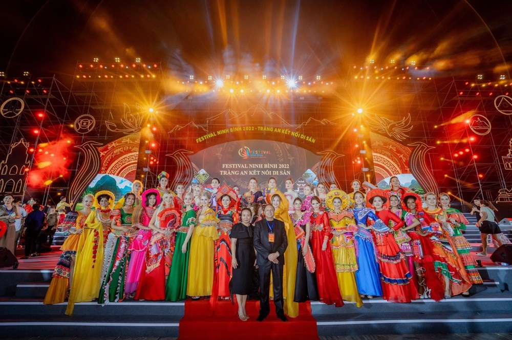 Thí sinh Hoa hậu Du lịch Thế giới 2022 trình diễn trang phục thổ cẩm tại Ninh Bình - ảnh 1