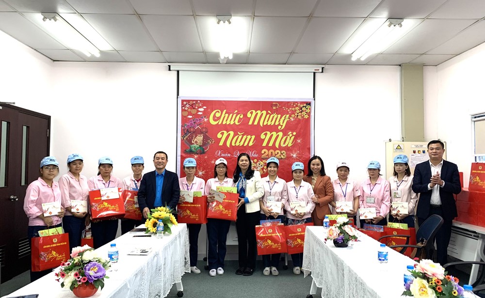 Phó Chủ tịch Thường trực LĐLĐ thành phố Đặng Thị Phương Hoa thăm và tặng quà Tết cho công nhân tại 2 doanh nghiệp - ảnh 3