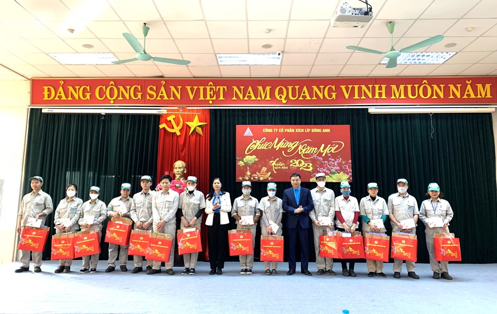 Phó Chủ tịch Thường trực LĐLĐ thành phố Đặng Thị Phương Hoa thăm và tặng quà Tết cho công nhân tại 2 doanh nghiệp - ảnh 2