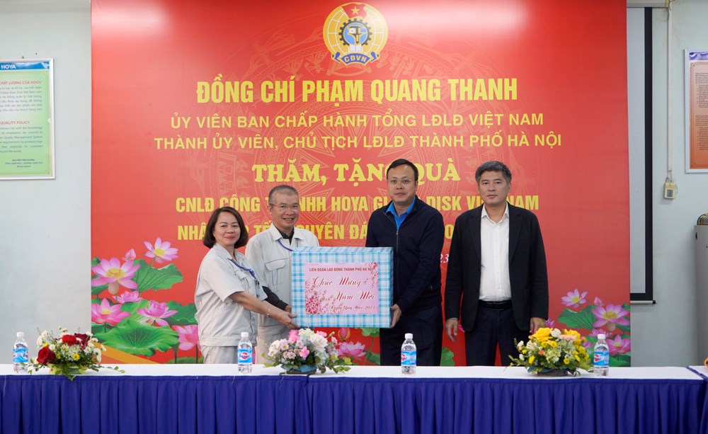 Chủ tịch Liên đoàn lao động TP Hà Nội Phạm Quang Thanh trao quà cho công nhân Công ty HOYA Glass Disk Việt Nam - ảnh 2