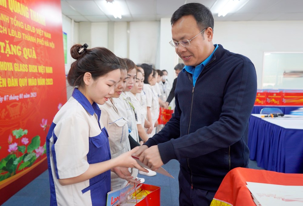 Chủ tịch Liên đoàn lao động TP Hà Nội Phạm Quang Thanh trao quà cho công nhân Công ty HOYA Glass Disk Việt Nam - ảnh 1