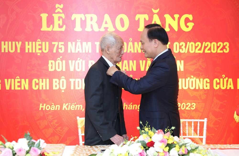Trao Huy hiệu 75 năm tuổi Đảng cho đảng viên Phan Văn Dần - ảnh 2