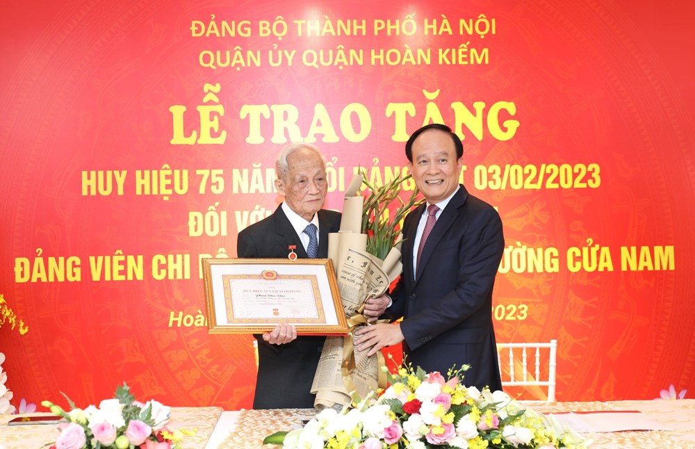 Trao Huy hiệu 75 năm tuổi Đảng cho đảng viên Phan Văn Dần - ảnh 3