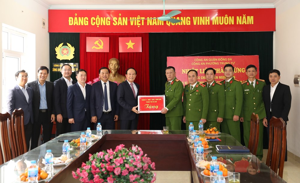 Chủ tịch HĐND TP Hà Nội Nguyễn Ngọc Tuấn chúc Tết đơn vị, các gia đình chính sách tại quận Đống Đa, Cầu Giấy - ảnh 1