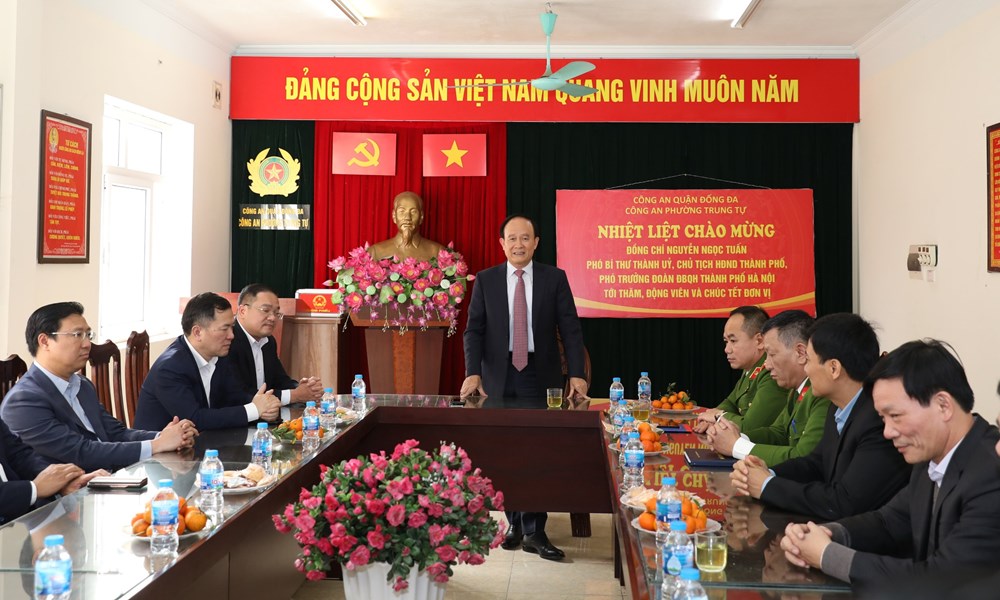Chủ tịch HĐND TP Hà Nội Nguyễn Ngọc Tuấn chúc Tết đơn vị, các gia đình chính sách tại quận Đống Đa, Cầu Giấy - ảnh 2