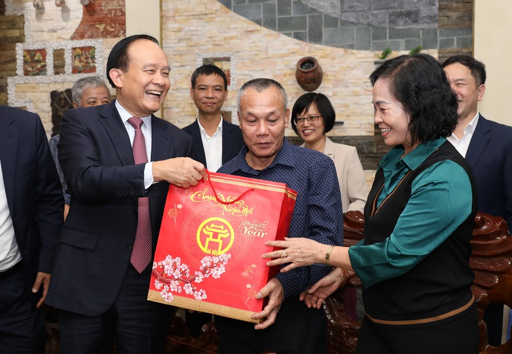 Chủ tịch HĐND TP Hà Nội Nguyễn Ngọc Tuấn chúc Tết đơn vị, các gia đình chính sách tại quận Đống Đa, Cầu Giấy - ảnh 3