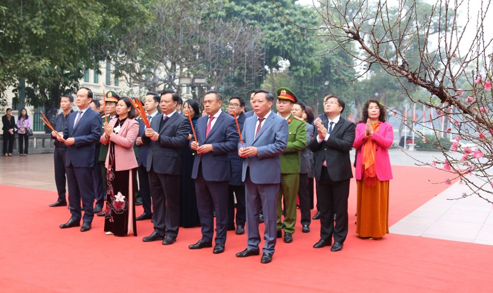 Đoàn đại biểu thành phố Hà Nội dâng hương tưởng nhớ các vị liệt tổ, liệt tông và Chủ tịch Hồ Chí Minh - ảnh 1