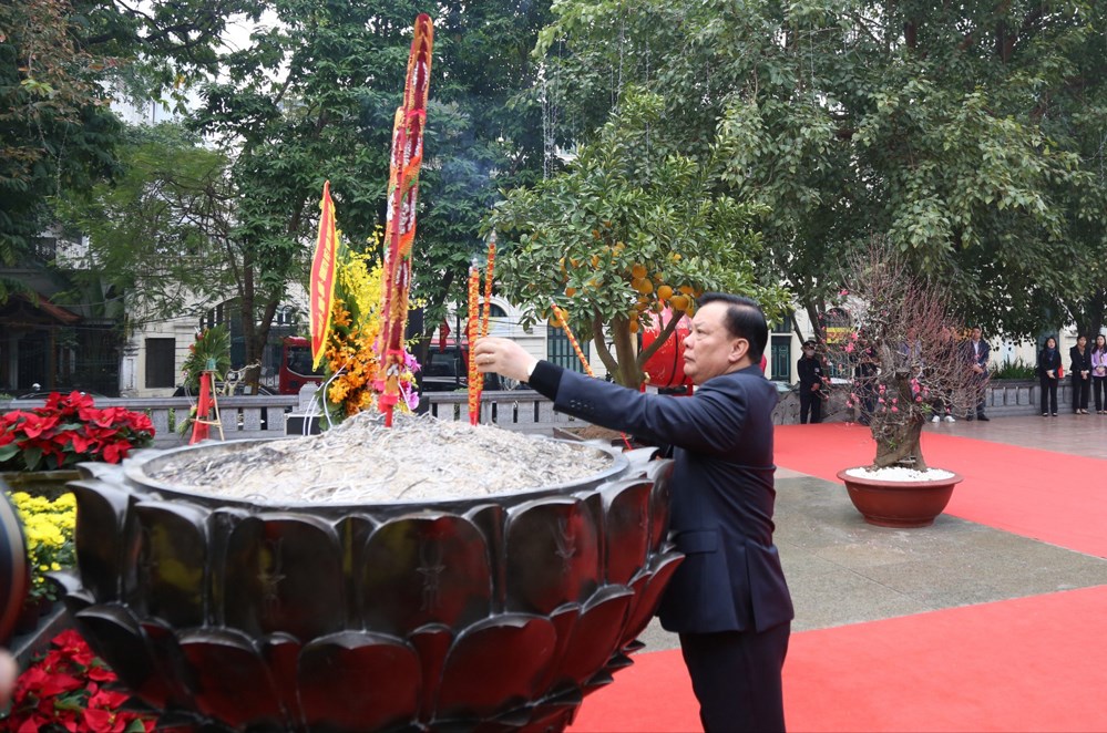 Đoàn đại biểu thành phố Hà Nội dâng hương tưởng nhớ các vị liệt tổ, liệt tông và Chủ tịch Hồ Chí Minh - ảnh 3