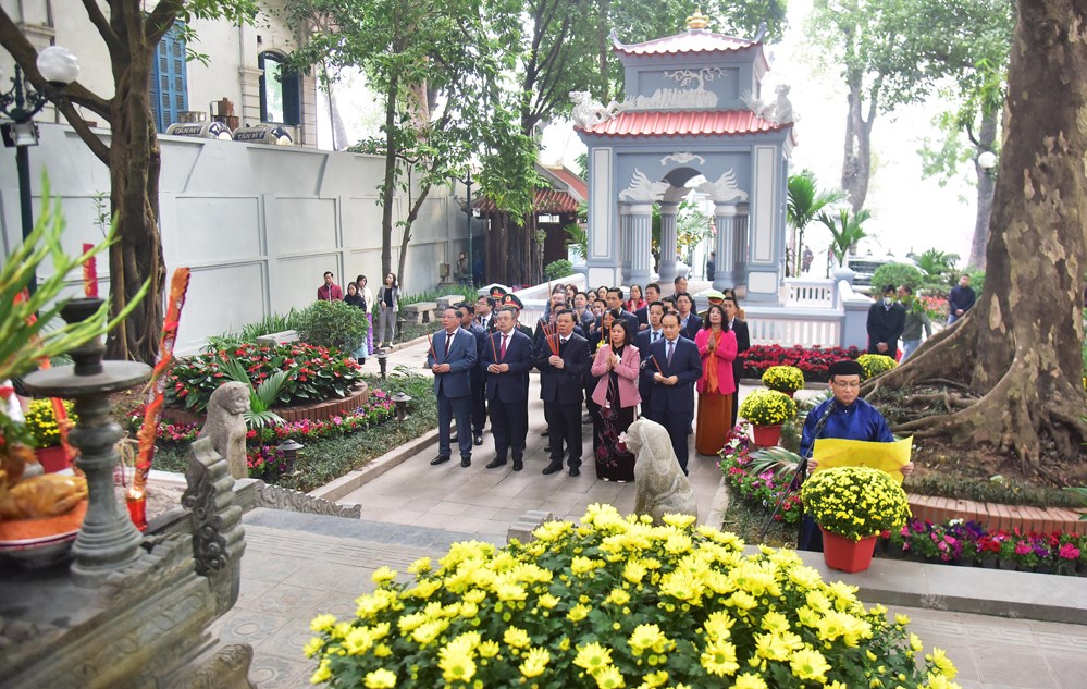 Đoàn đại biểu thành phố Hà Nội dâng hương tưởng nhớ các vị liệt tổ, liệt tông và Chủ tịch Hồ Chí Minh - ảnh 2