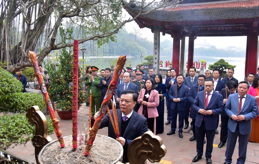 Đoàn đại biểu thành phố Hà Nội dâng hương tưởng nhớ các vị liệt tổ, liệt tông và Chủ tịch Hồ Chí Minh - ảnh 4