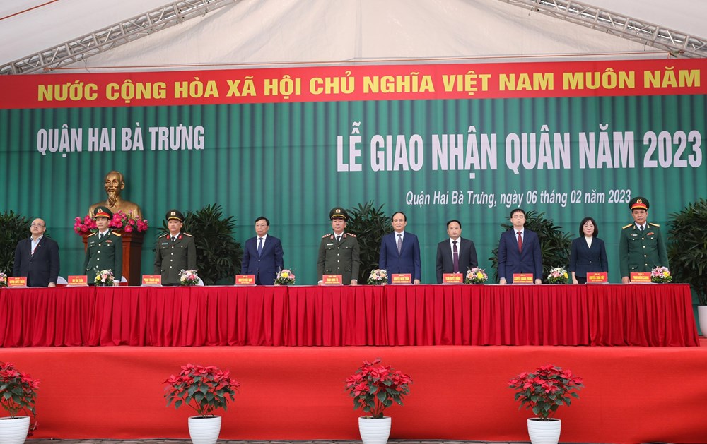 Chủ tịch HĐND thành phố Nguyễn Ngọc Tuấn tiễn chân các tân binh quận Hai Bà Trưng lên đường nhập ngũ - ảnh 1