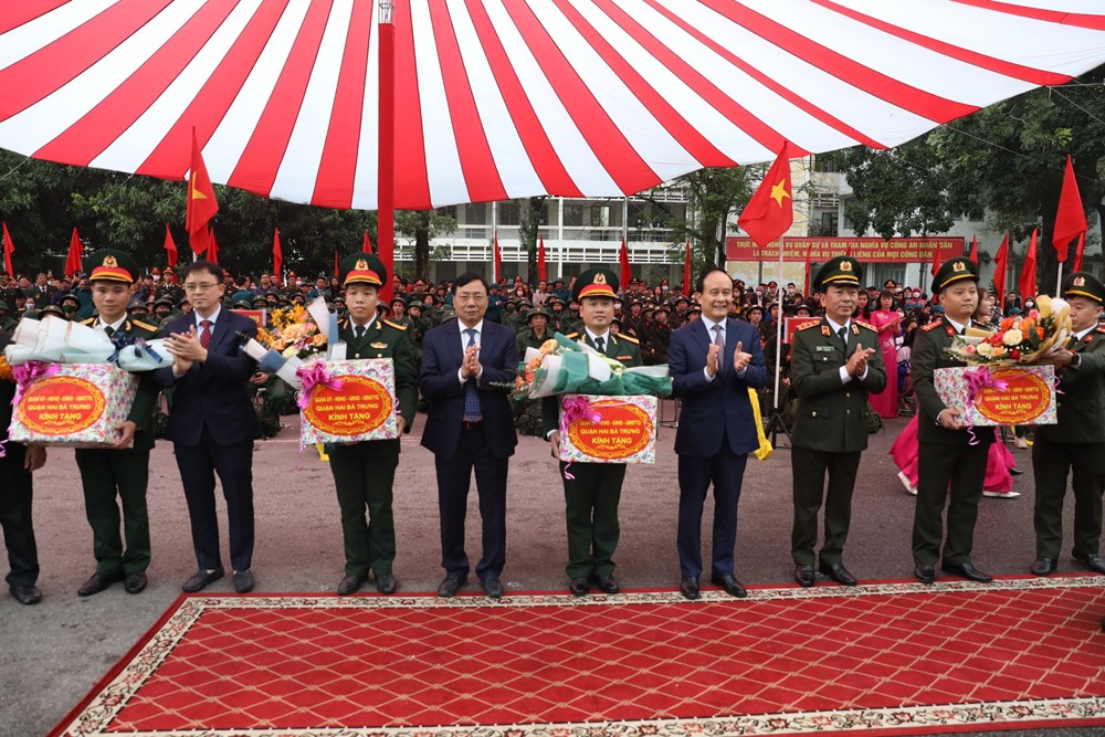 Chủ tịch HĐND thành phố Nguyễn Ngọc Tuấn tiễn chân các tân binh quận Hai Bà Trưng lên đường nhập ngũ - ảnh 3