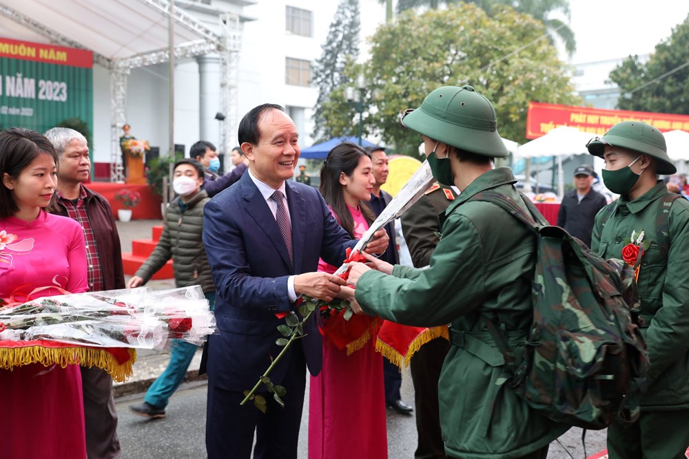 Chủ tịch HĐND thành phố Nguyễn Ngọc Tuấn tiễn chân các tân binh quận Hai Bà Trưng lên đường nhập ngũ - ảnh 4