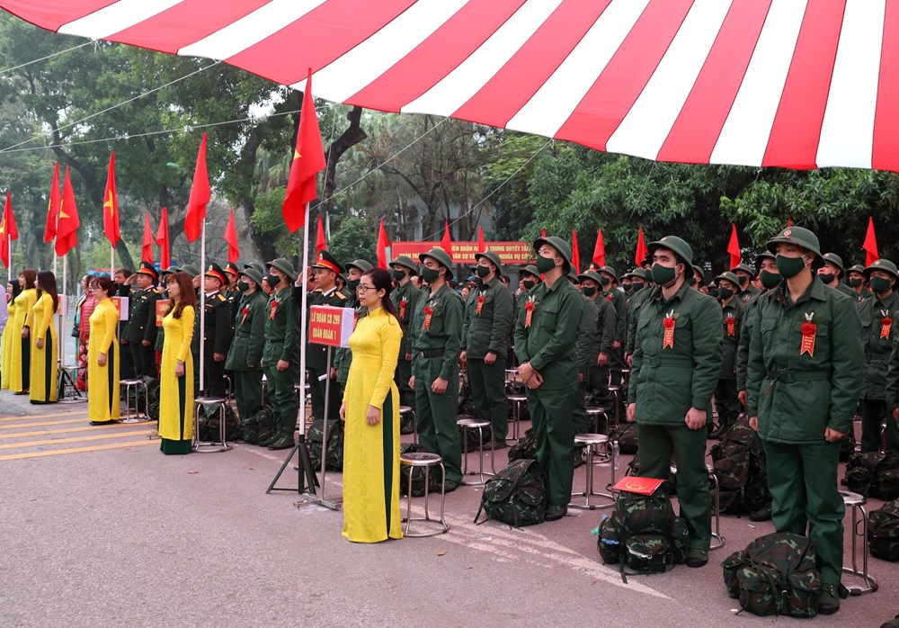 Chủ tịch HĐND thành phố Nguyễn Ngọc Tuấn tiễn chân các tân binh quận Hai Bà Trưng lên đường nhập ngũ - ảnh 5