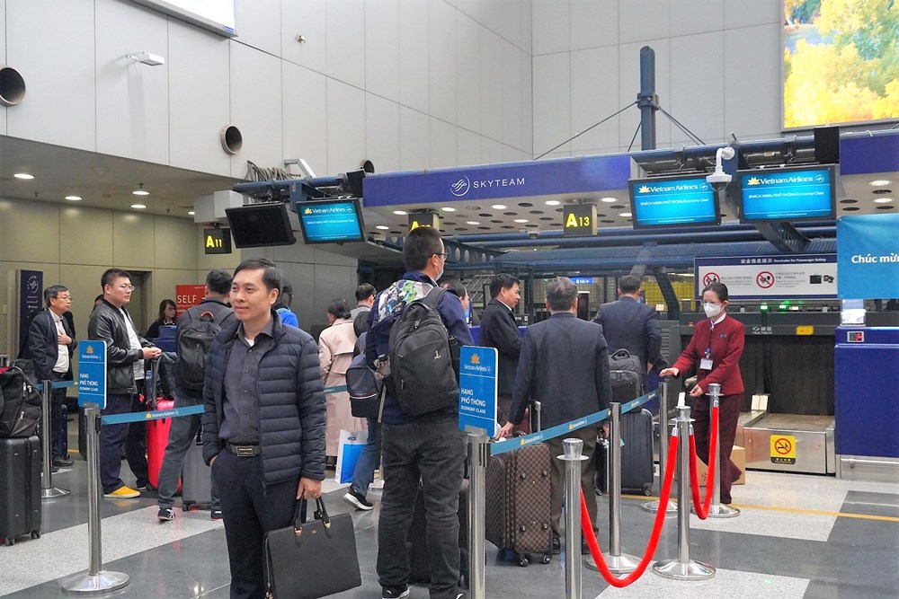 Hàng không Việt Nam đón khách bay thường lệ đầu tiên từ Bắc Kinh sau 3 năm - ảnh 2