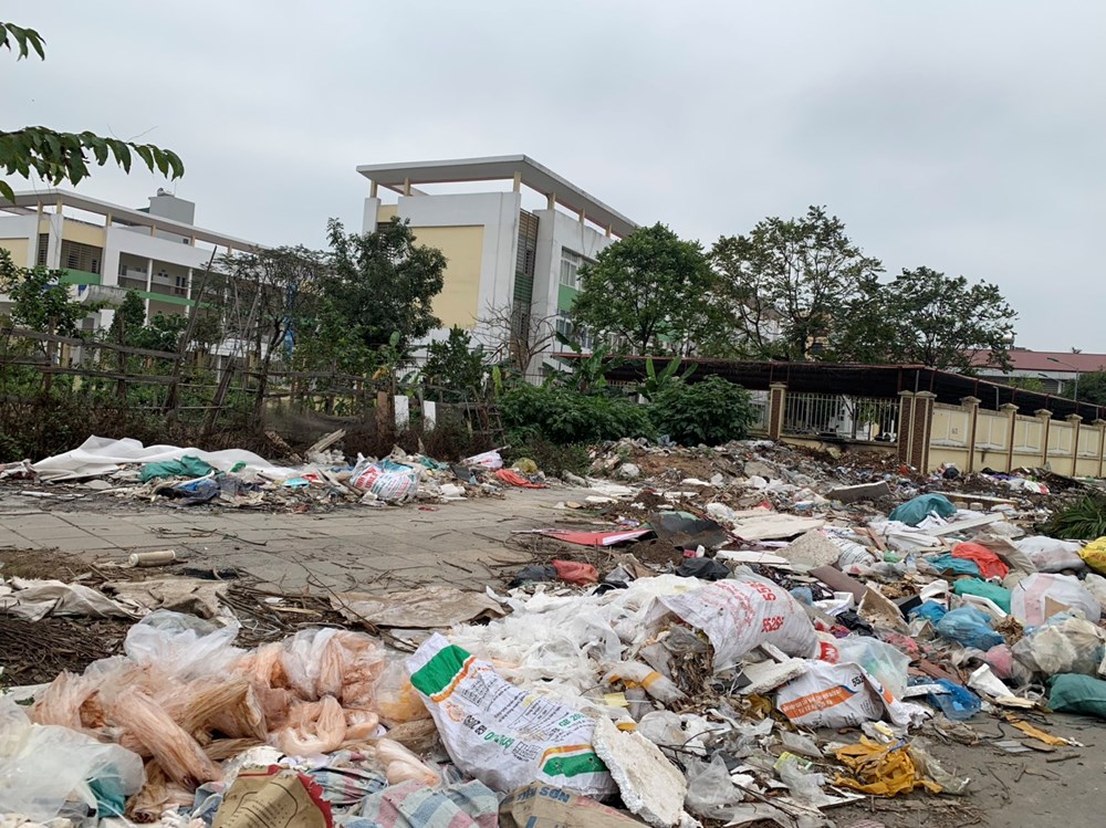 Bãi rác ngay cổng Trường Tiểu học Trần Quốc Toản, phường Dương Nội, quận Hà Đông - ảnh 1