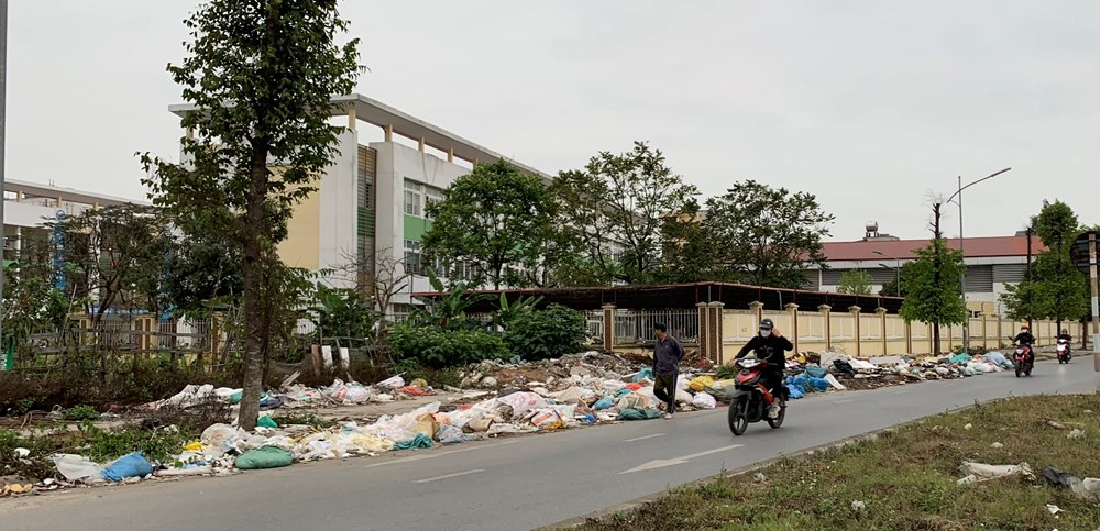 Bãi rác ngay cổng Trường Tiểu học Trần Quốc Toản, phường Dương Nội, quận Hà Đông - ảnh 3