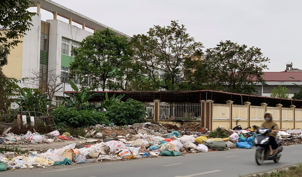 Bãi rác ngay cổng Trường Tiểu học Trần Quốc Toản, phường Dương Nội, quận Hà Đông - ảnh 2