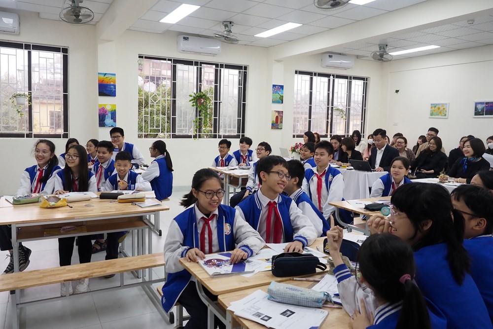 Học sinh sôi nổi thể hiện khả năng ngoại ngữ trong giờ học không tiếng Việt - ảnh 1