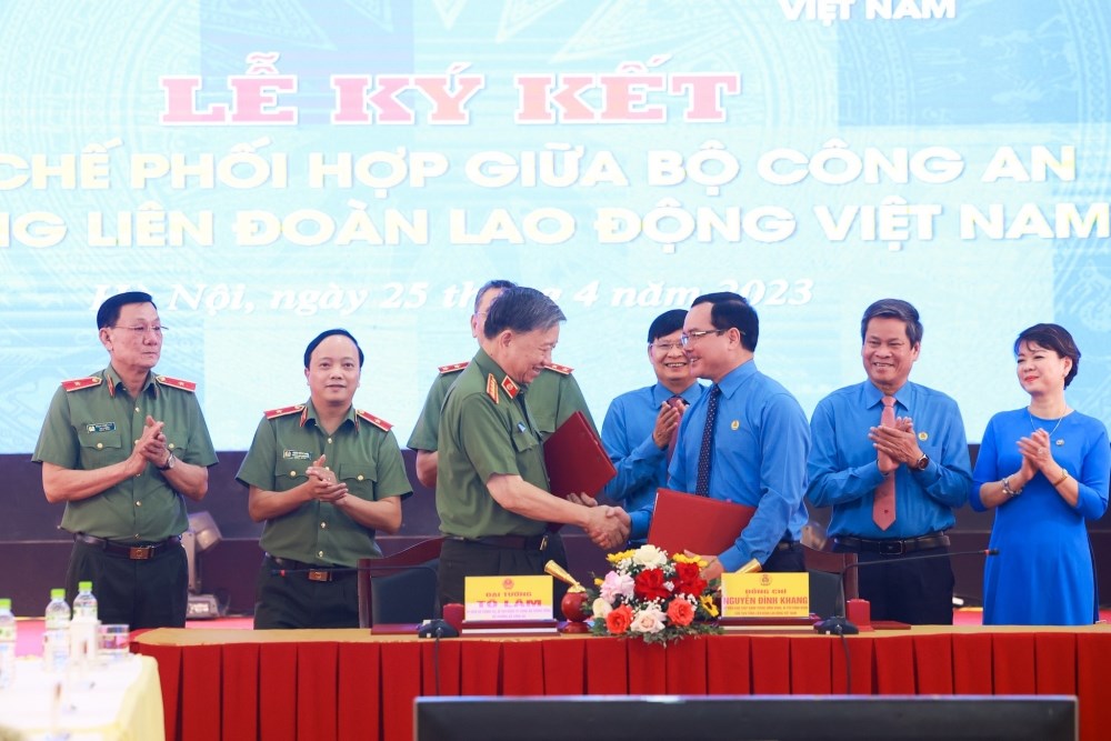 Tổng Liên đoàn lao động Việt Nam và Bộ Công an ký kết hợp tác - ảnh 1