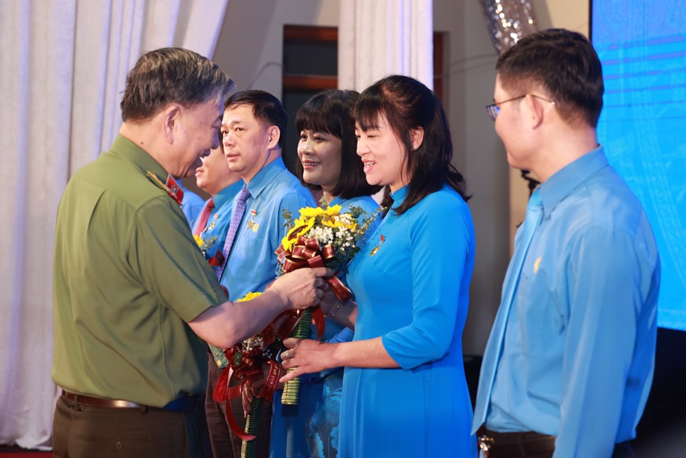 Tổng Liên đoàn lao động Việt Nam và Bộ Công an ký kết hợp tác - ảnh 2