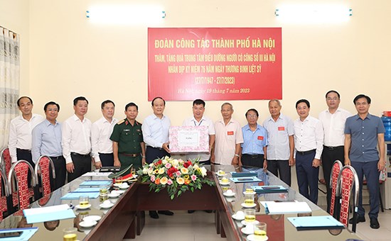 Chủ tịch HĐND Thành phố Nguyễn Ngọc Tuấn thăm, tặng quà người có công trên địa bàn thị xã Sơn Tây - ảnh 1