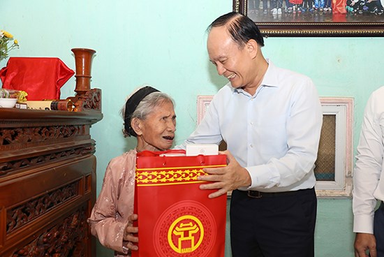 Chủ tịch HĐND Thành phố Nguyễn Ngọc Tuấn thăm, tặng quà người có công trên địa bàn thị xã Sơn Tây - ảnh 3