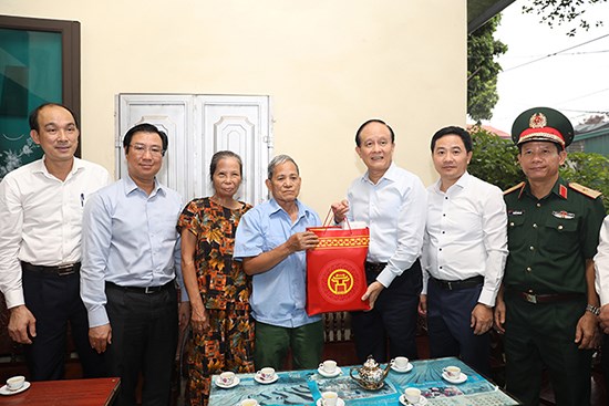 Chủ tịch HĐND Thành phố Nguyễn Ngọc Tuấn thăm, tặng quà người có công trên địa bàn thị xã Sơn Tây - ảnh 2