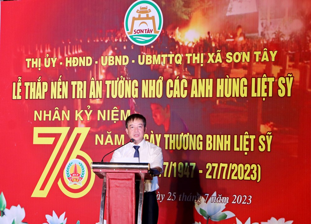 Thị xã Sơn Tây tặng 30 suất quà tri ân đối tượng chính sách - ảnh 1
