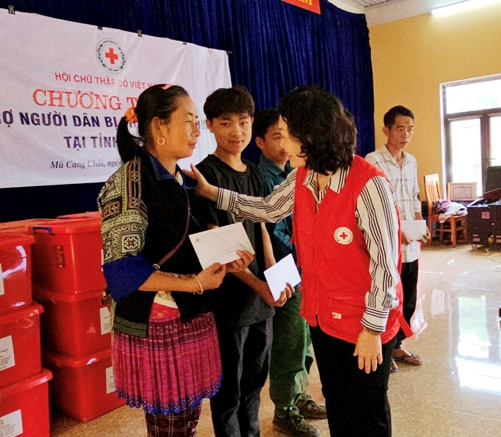 Hỗ trợ 400 triệu đồng và 200 thùng hàng cho các gia đình ở Yên Bái bị thiệt hại do mưa lũ - ảnh 2