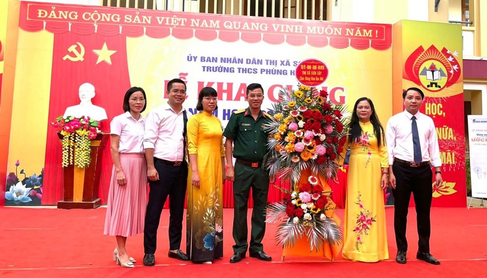 Gần 1.000 thầy trò trường THCS Phùng Hưng, thị xã Sơn Tây hân hoan chào đón năm học mới - ảnh 3