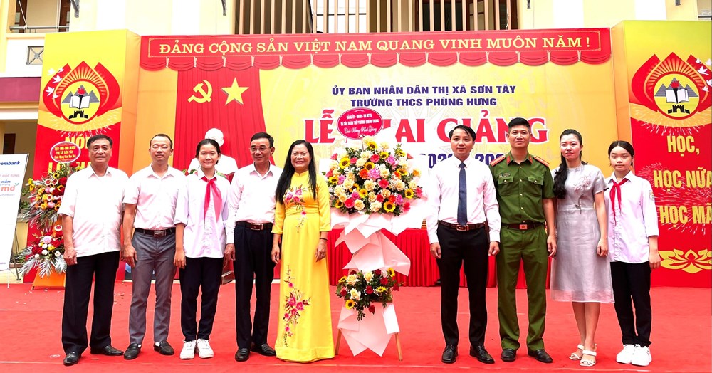 Gần 1.000 thầy trò trường THCS Phùng Hưng, thị xã Sơn Tây hân hoan chào đón năm học mới - ảnh 4