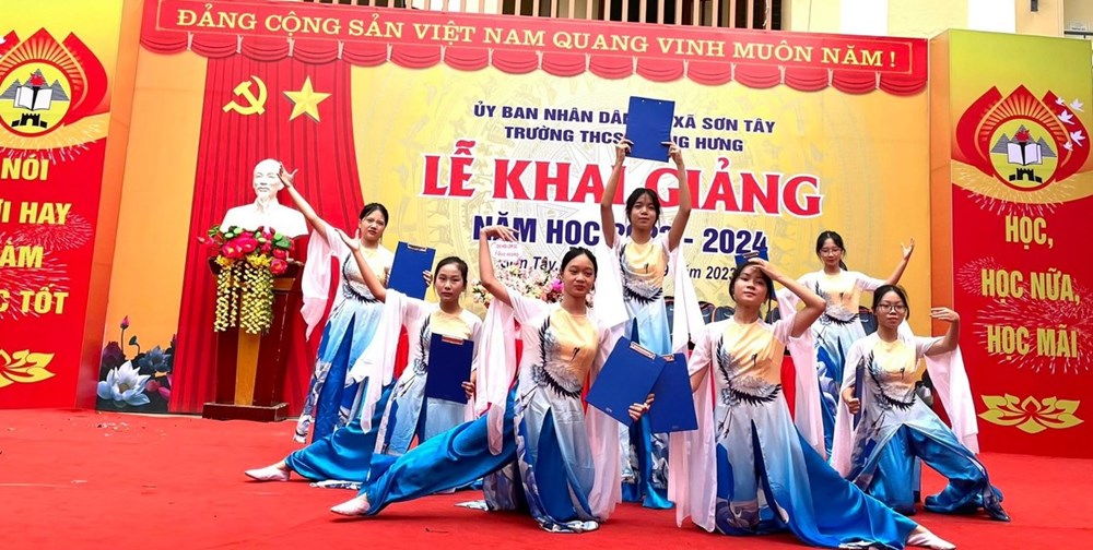 Gần 1.000 thầy trò trường THCS Phùng Hưng, thị xã Sơn Tây hân hoan chào đón năm học mới - ảnh 2