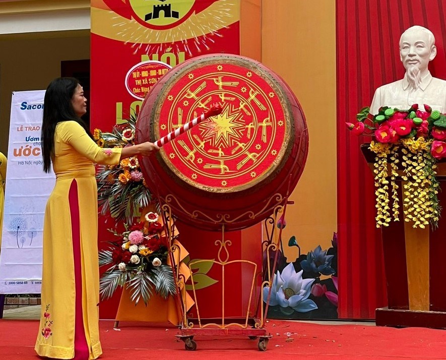 Gần 1.000 thầy trò trường THCS Phùng Hưng, thị xã Sơn Tây hân hoan chào đón năm học mới - ảnh 1